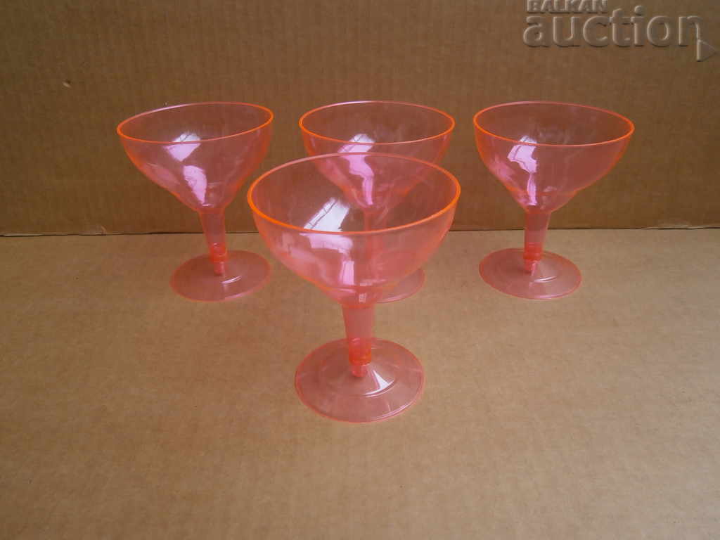 Delivery of cocktail glasses POP ART 70s 80s
