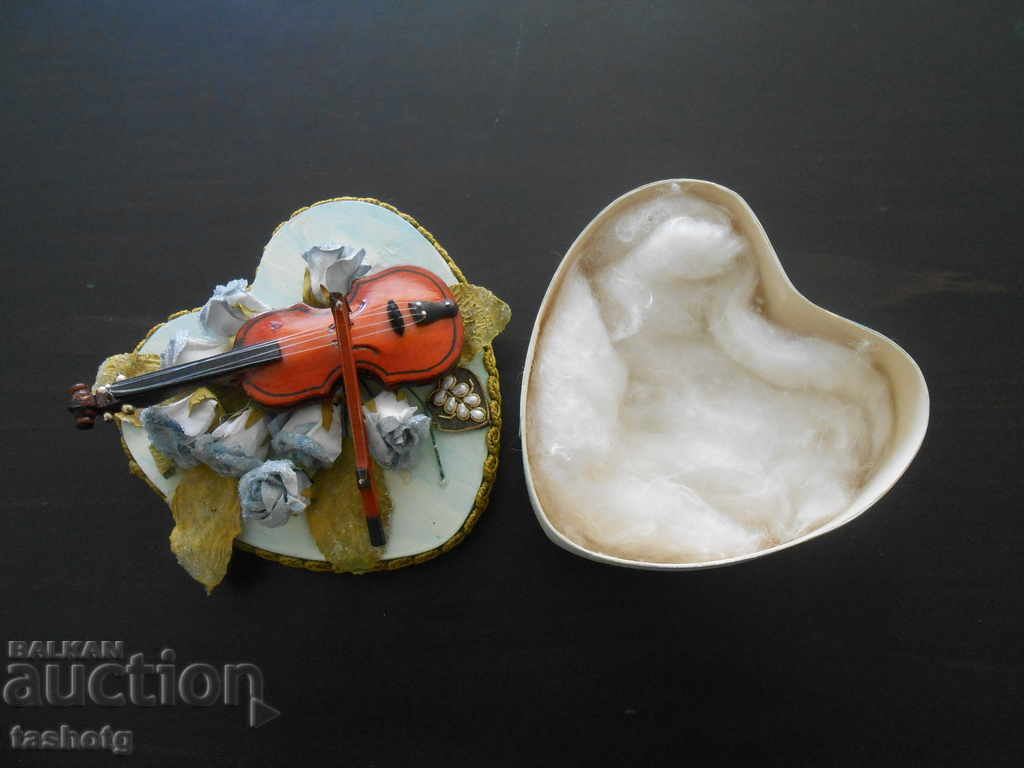 УНИКАЛНА стара подаръчна кутия с МИНИАТЮРА НА ЦИГУЛКА !!! с цена 20.00 лв. | € 10.23 УНИКАЛНА стара подаръчна кутия с МИНИАТЮРА НА ЦИГУЛКА !!! с цена 20.00 лв. | € 10.23