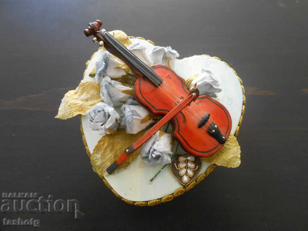 Аукцион УНИКАЛНА стара подаръчна кутия с МИНИАТЮРА НА ЦИГУЛКА !!! Аукцион УНИКАЛНА стара подаръчна кутия с МИНИАТЮРА НА ЦИГУЛКА !!!