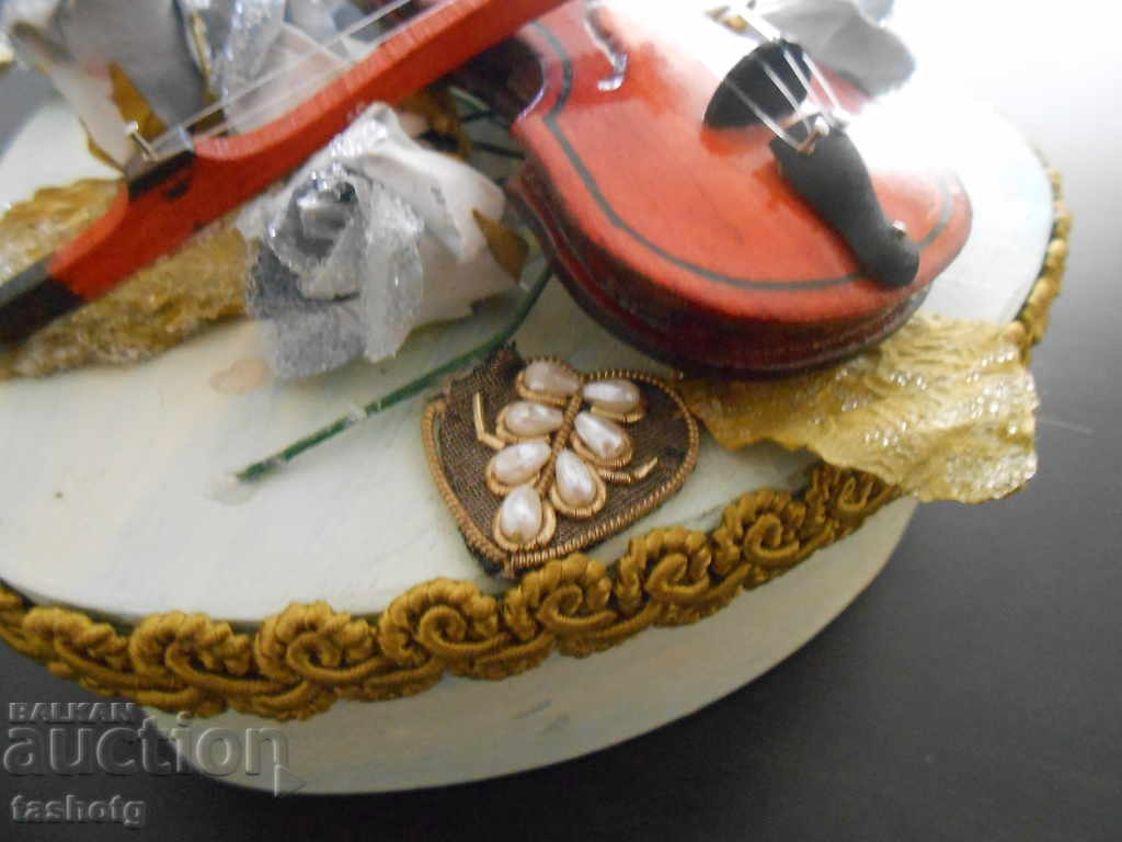 Доставка на УНИКАЛНА стара подаръчна кутия с МИНИАТЮРА НА ЦИГУЛКА !!! Доставка на УНИКАЛНА стара подаръчна кутия с МИНИАТЮРА НА ЦИГУЛКА !!!