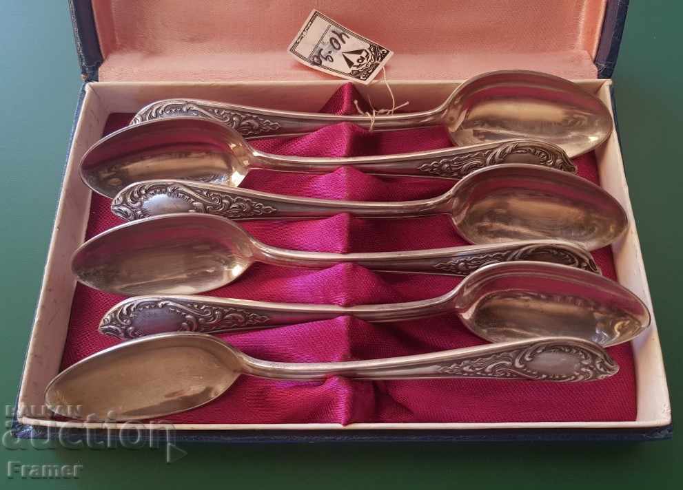 Linguri argintii argintii linguri rusești într-o cutie