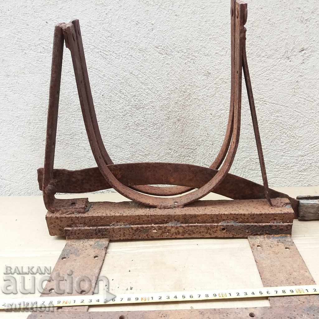 OLD MASSIVE METAL GUILOTINE FOR SILAGE REVIVAL WORKING with price 25.99 BGN | € 13.29 OLD MASSIVE METAL GUILOTINE FOR SILAGE REVIVAL WORKING with price 25.99 BGN | € 13.29