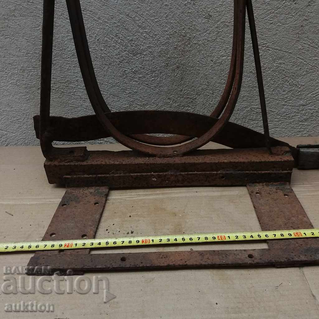 Auction OLD MASSIVE METAL GUILOTINE FOR SILAGE REVIVAL WORKING Auction OLD MASSIVE METAL GUILOTINE FOR SILAGE REVIVAL WORKING