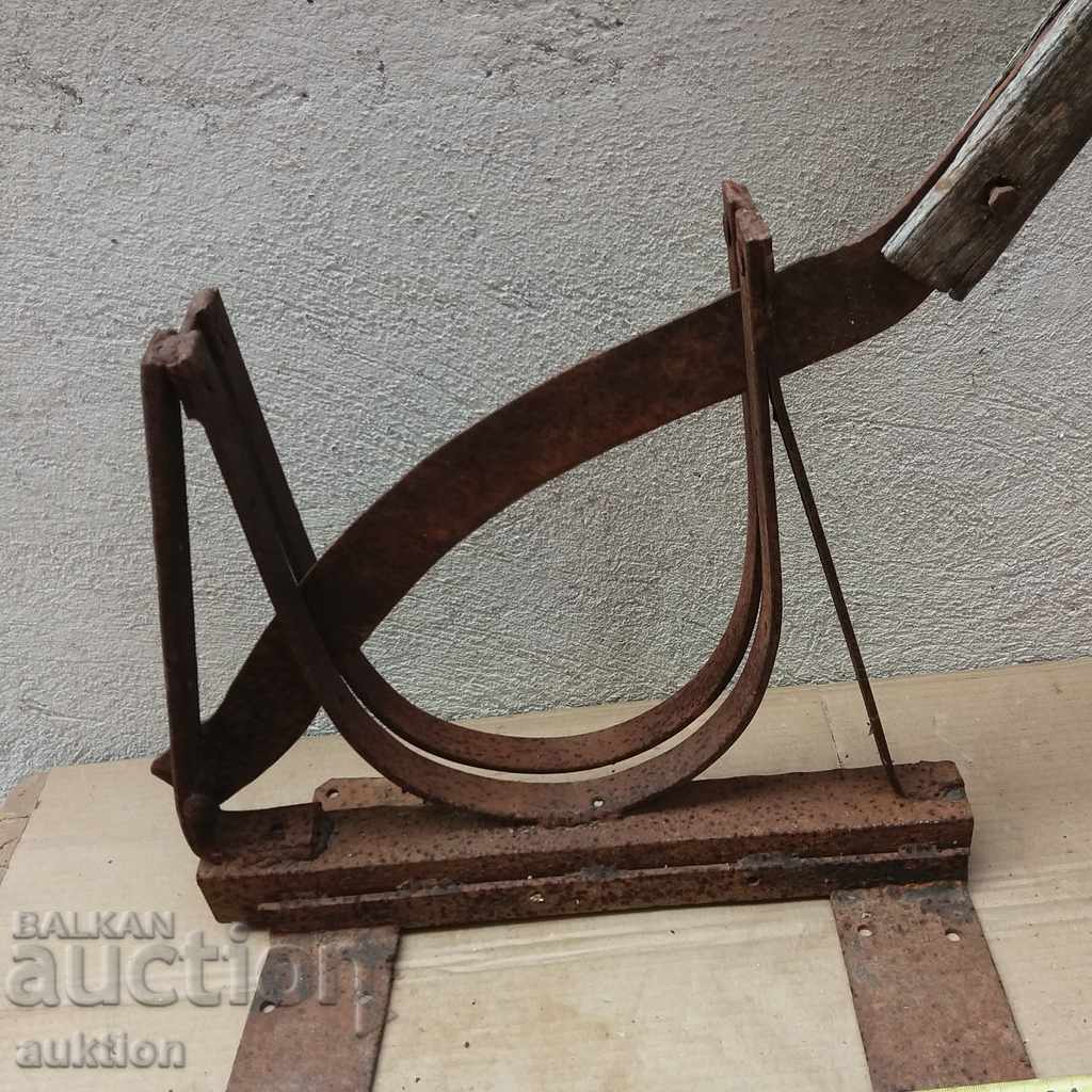 OLD MASSIVE METAL GUILOTINE FOR SILAGE REVIVAL WORKING - 5 OLD MASSIVE METAL GUILOTINE FOR SILAGE REVIVAL WORKING - 5