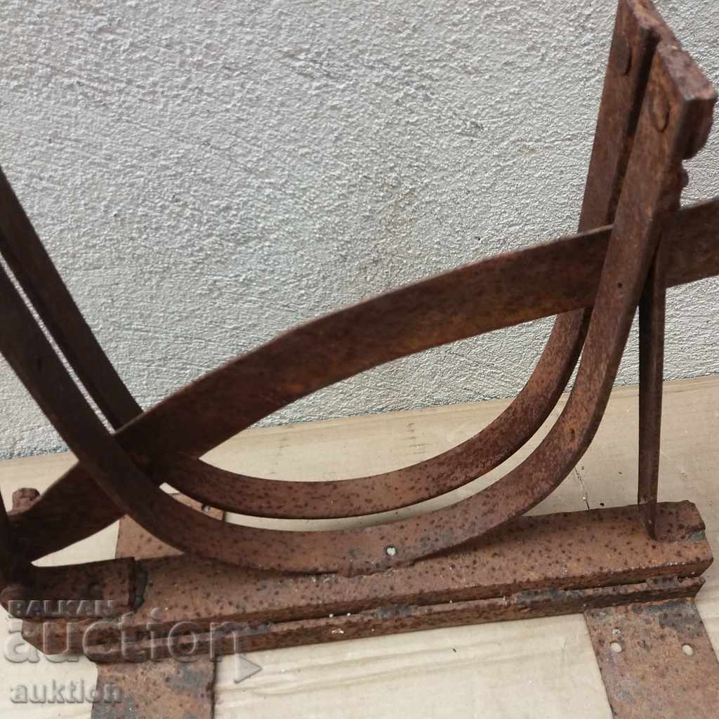 OLD MASSIVE METAL GUILOTINE FOR SILAGE REVIVAL WORKING - 6 OLD MASSIVE METAL GUILOTINE FOR SILAGE REVIVAL WORKING - 6