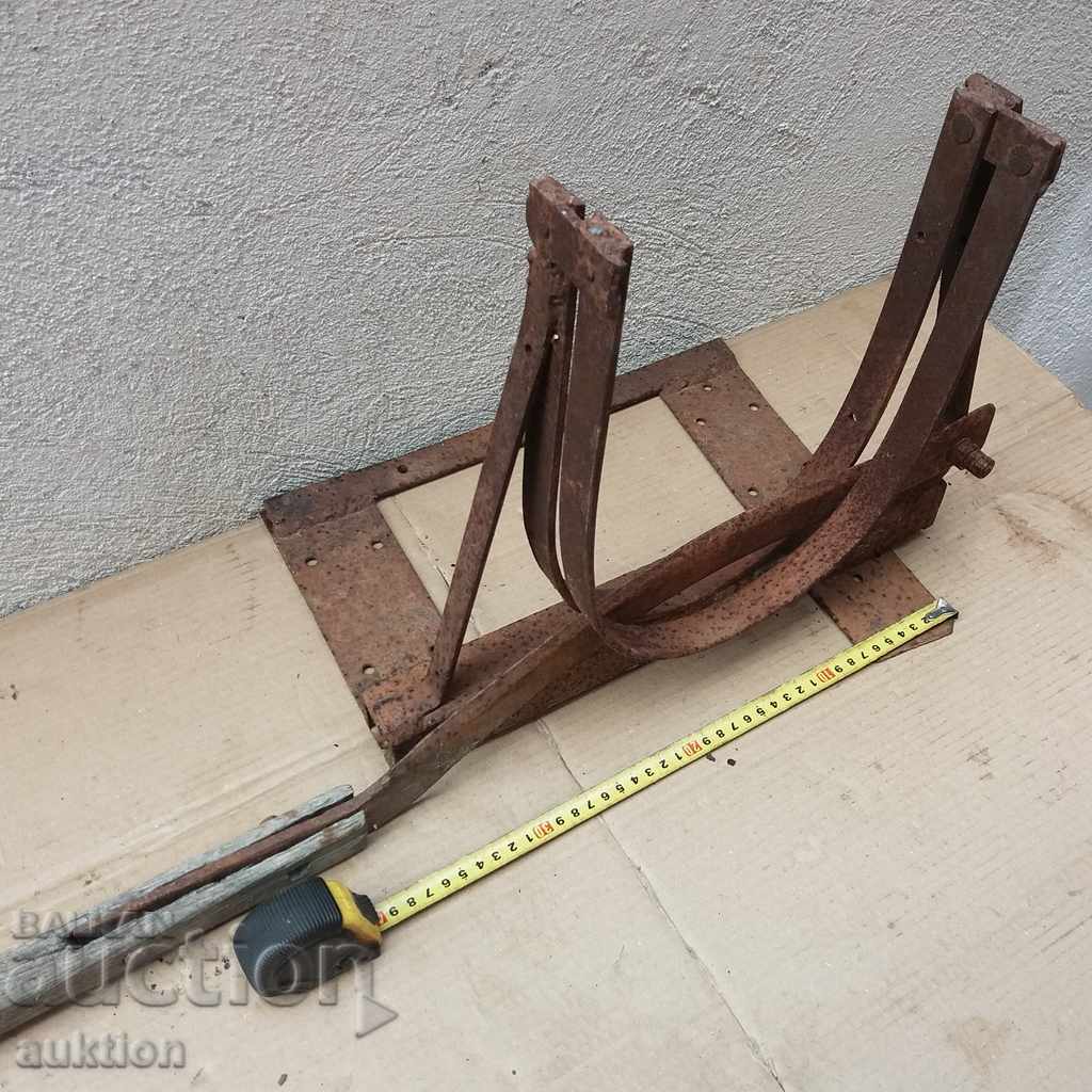 OLD MASSIVE METAL GUILOTINE FOR SILAGE REVIVAL WORKING - 7 OLD MASSIVE METAL GUILOTINE FOR SILAGE REVIVAL WORKING - 7