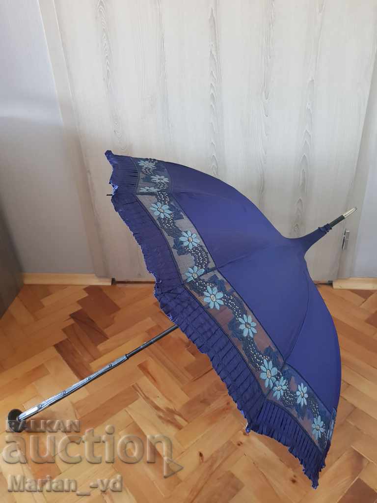Ομπρέλα για ηλικιωμένες γυναίκες, τέλη του 19ου αιώνα με τιμή 100.00 BGN | € 51.13 Ομπρέλα για ηλικιωμένες γυναίκες, τέλη του 19ου αιώνα με τιμή 100.00 BGN | € 51.13