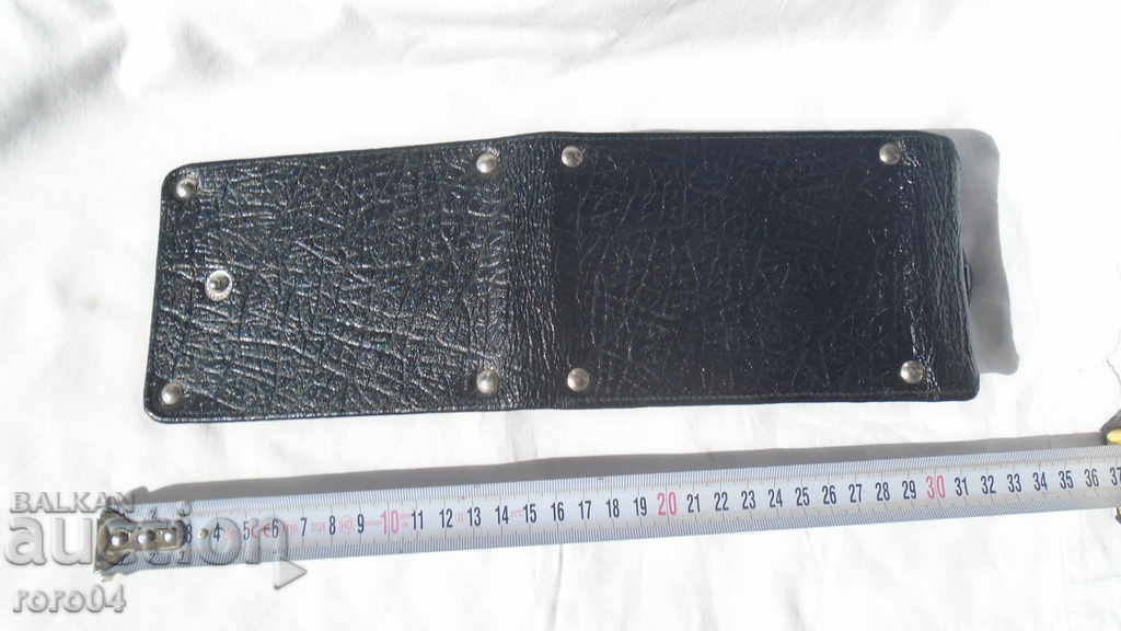 A SET OF MAGNIFIERS IN A LUXURY CASE - 5 A SET OF MAGNIFIERS IN A LUXURY CASE - 5