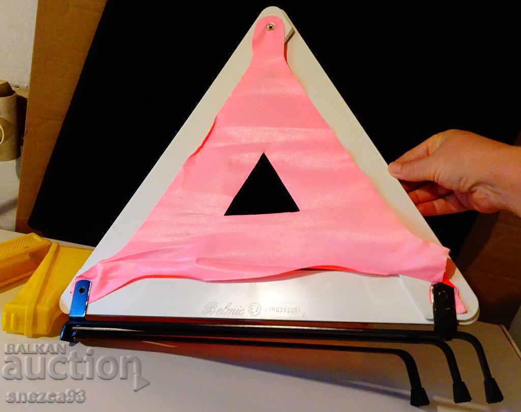 Παράδοση Νέο τρίγωνο ασφαλείας αυτοκινήτου Belmic Παράδοση Νέο τρίγωνο ασφαλείας αυτοκινήτου Belmic