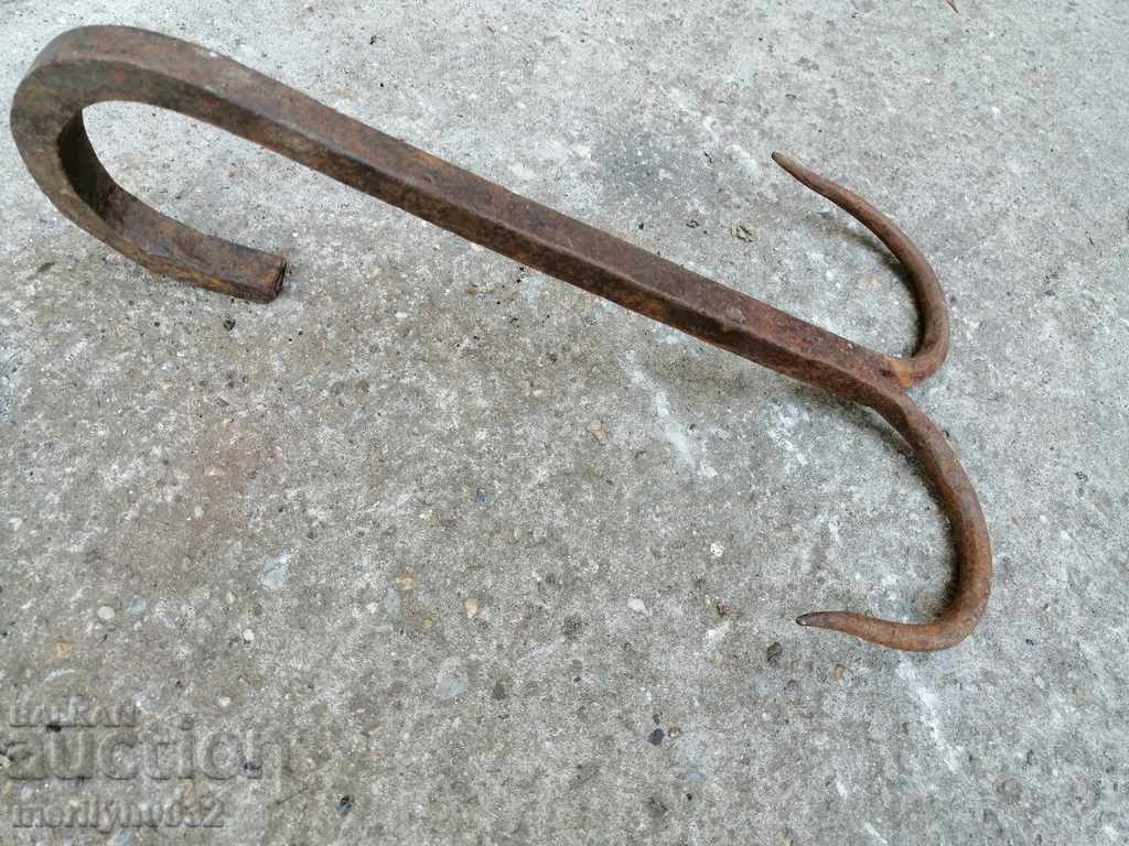 Auction An old forged scraping hook, double twin Auction An old forged scraping hook, double twin