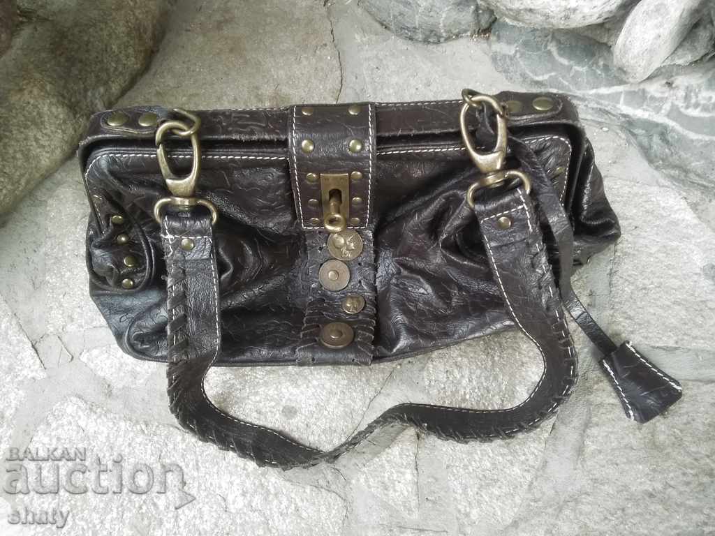 Delivery of Italian leather women's bag.