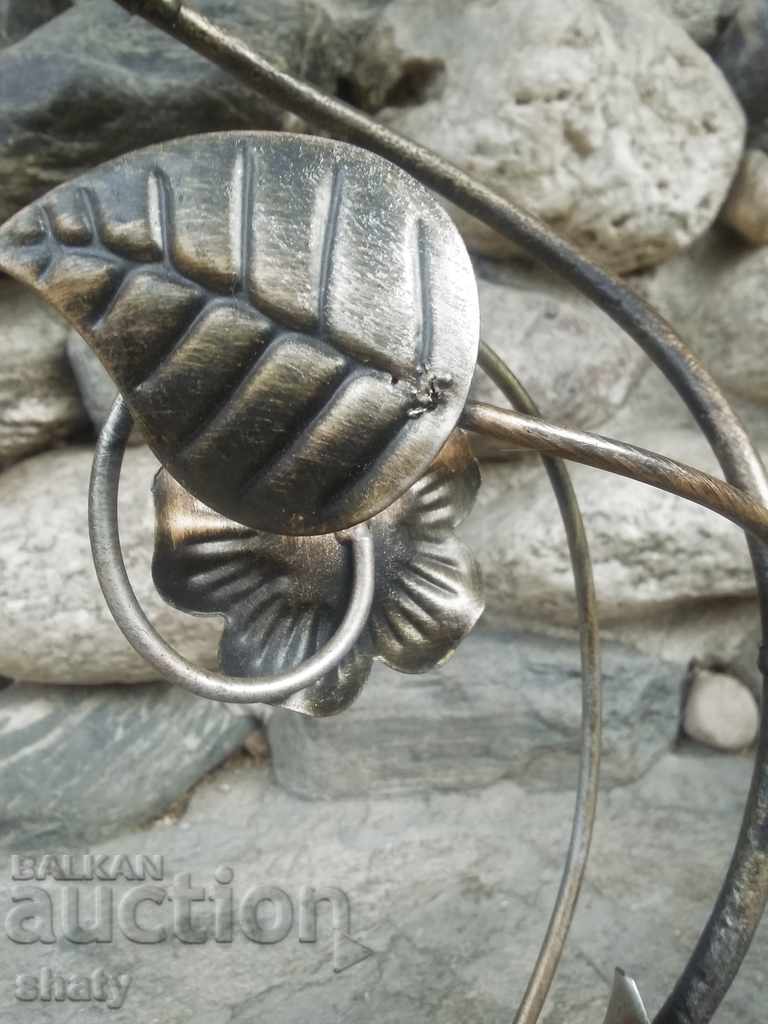 Auction Metal figure flowers. Auction Metal figure flowers.