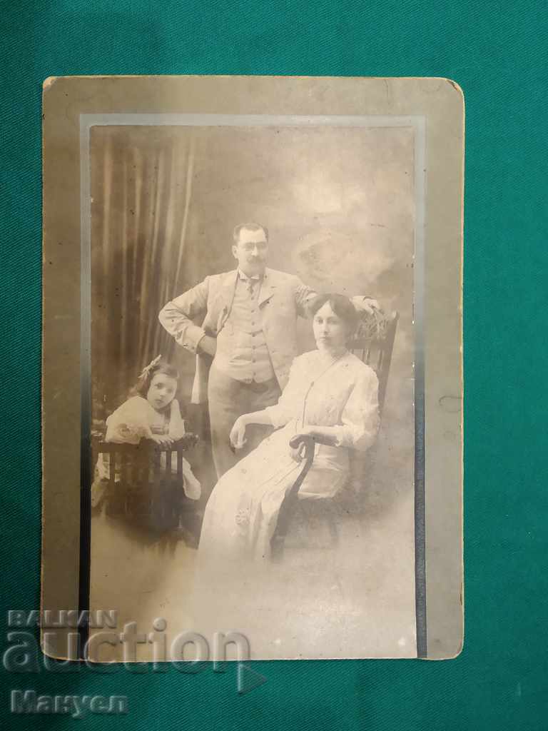 Vând o fotografie veche a generalului doamna Filipov cu familia .RRR