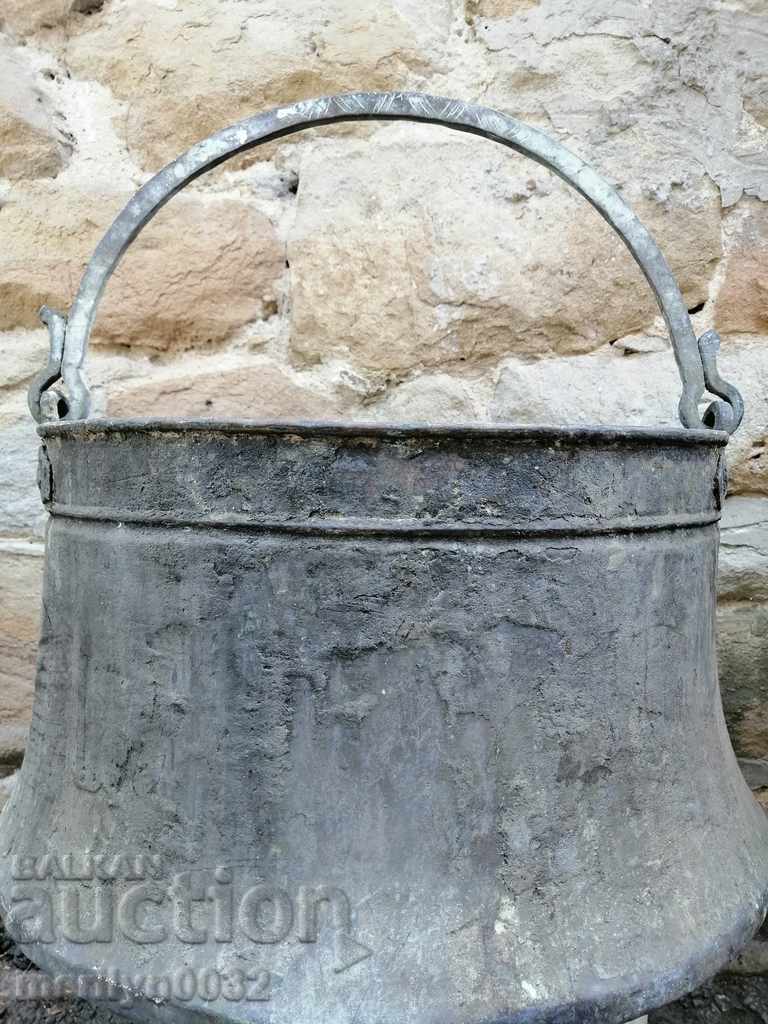 Harania veche, vas de cupru, ceaun mare, cupru, praf