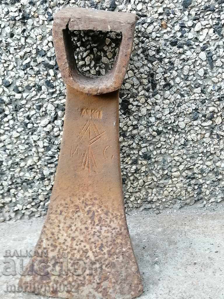 Old forged turntable, wrought iron, picking, tool, top with price 46.00 BGN | € 23.52 Old forged turntable, wrought iron, picking, tool, top with price 46.00 BGN | € 23.52