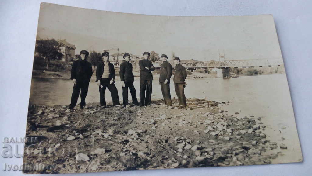 Пощенска картичка Луковитъ Ученици покрай реката
