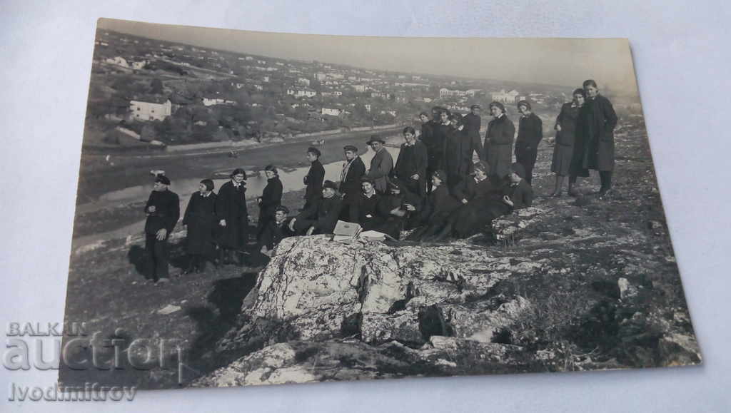 Пощенска картичка Луковитъ Ученици надъ града 1943