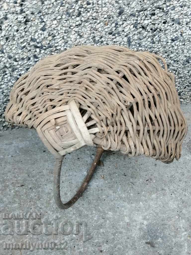 Auction Old wicker basket, wooden, basket, paneer Auction Old wicker basket, wooden, basket, paneer