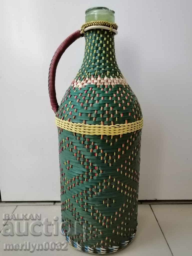 Delivery of A glass-coated daisagan from the time of a knit wool Delivery of A glass-coated daisagan from the time of a knit wool