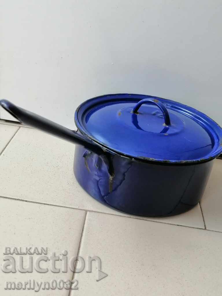 Delivery of Old enameled dish, enamel pan and lid 30s Delivery of Old enameled dish, enamel pan and lid 30s
