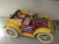 Παλιό μεγάλο τσίγκινο αυτοκίνητο