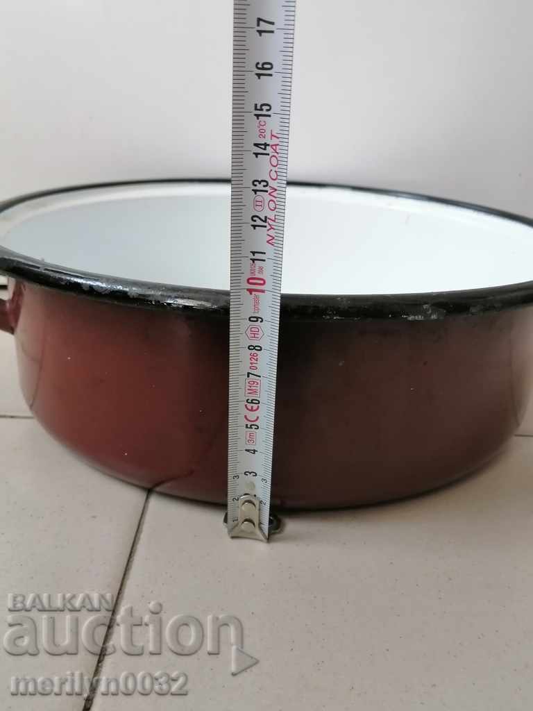 Delivery of Old enameled dish, enamel pan and lid 30s Delivery of Old enameled dish, enamel pan and lid 30s