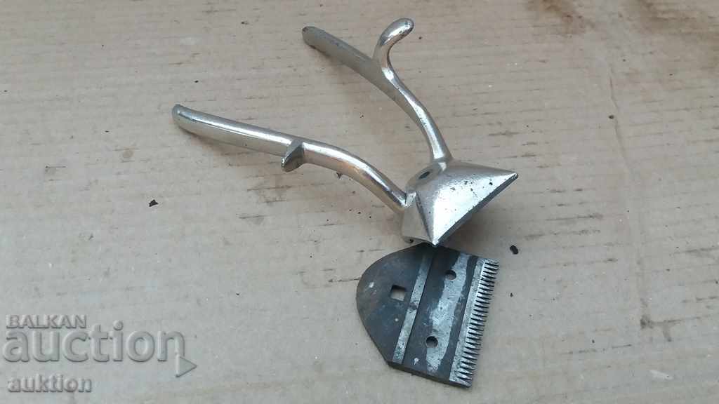 Auction OLD HAND CUTTING MACHINE Auction OLD HAND CUTTING MACHINE