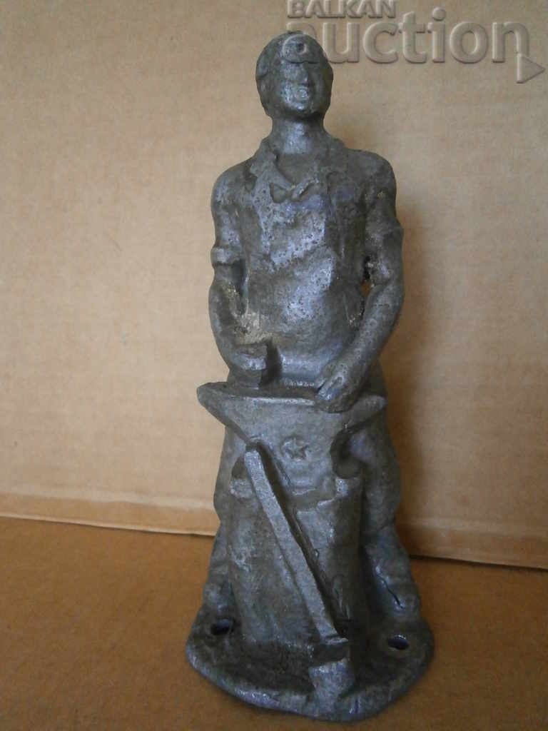 метална фигура ковач статуетка соц 60те