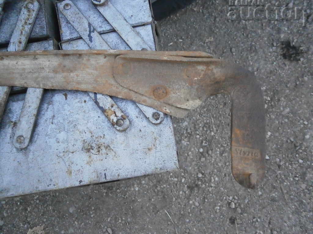 marked antique hair with price 31.00 BGN | € 15.85 marked antique hair with price 31.00 BGN | € 15.85