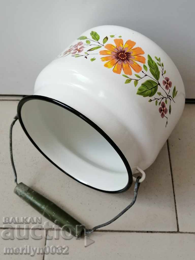 Sauce pot with handle, enameled bowl, enamel, bucket pot with price 47.00 BGN | € 24.03 Sauce pot with handle, enameled bowl, enamel, bucket pot with price 47.00 BGN | € 24.03