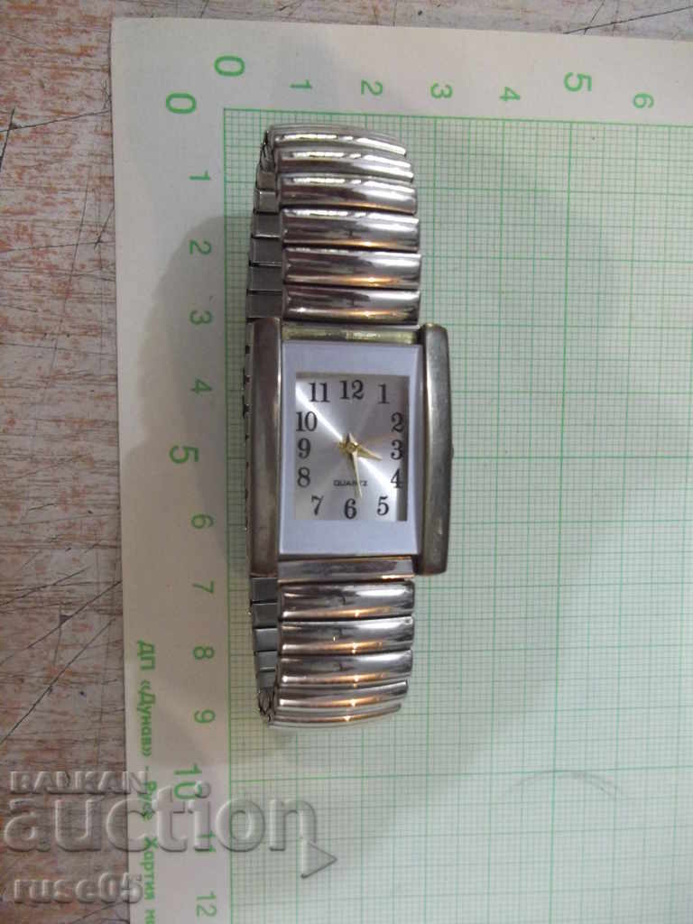 Women's quartz wristwatch with extendable chain working