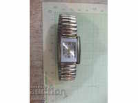 Women's quartz wristwatch with extendable chain working