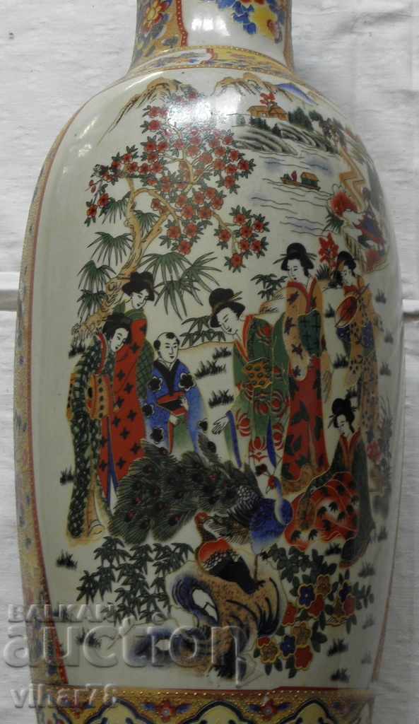 O VAZĂ CHINEZĂ MARE cu preț 119.99 BGN | € 61.35 O VAZĂ CHINEZĂ MARE cu preț 119.99 BGN | € 61.35