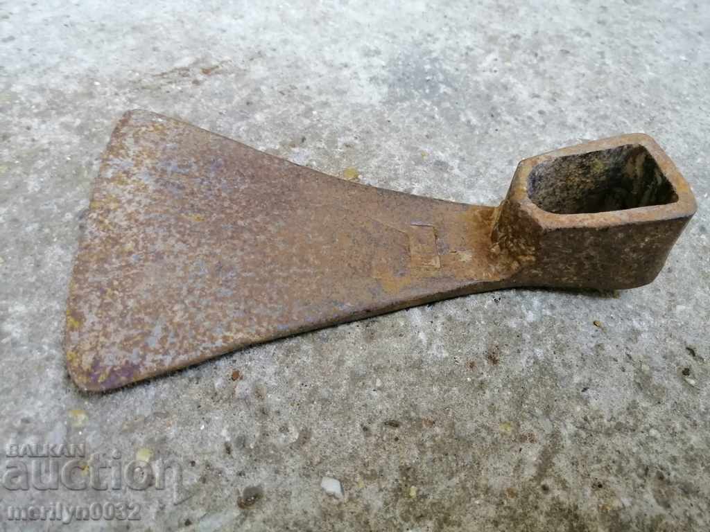 Auction  Forged chap, hoe, agricultural instrument, wrought iron