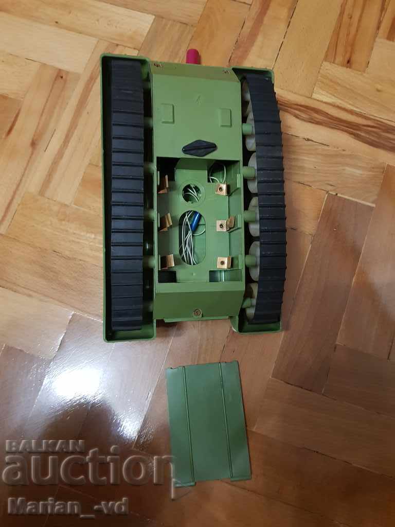 Delivery of Russian plastic toy battery tank Delivery of Russian plastic toy battery tank