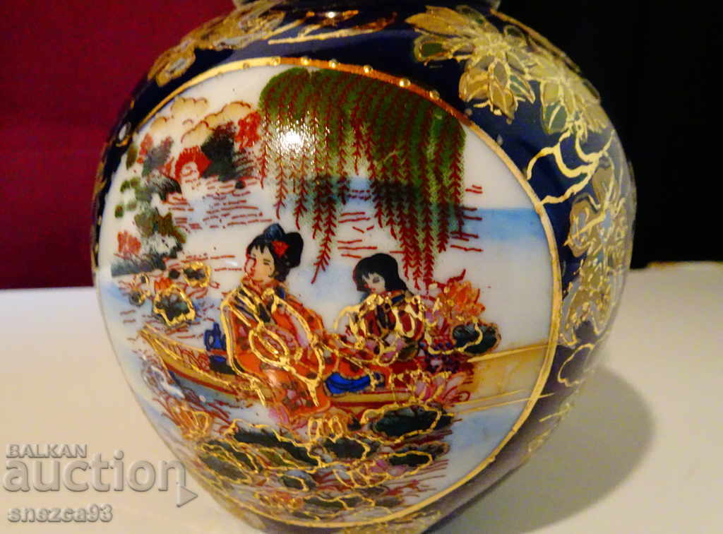 Auction Vase Chinese porcelain, gold, cobalt, geisha, phoenix. Auction Vase Chinese porcelain, gold, cobalt, geisha, phoenix.