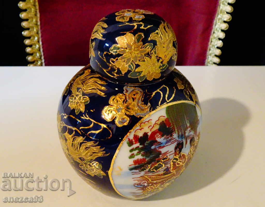 Delivery of Vase Chinese porcelain, gold, cobalt, geisha, phoenix. Delivery of Vase Chinese porcelain, gold, cobalt, geisha, phoenix.