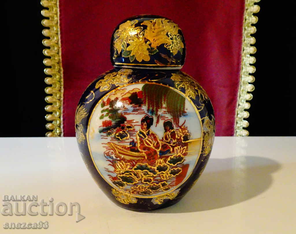 Vase Chinese porcelain, gold, cobalt, geisha, phoenix.