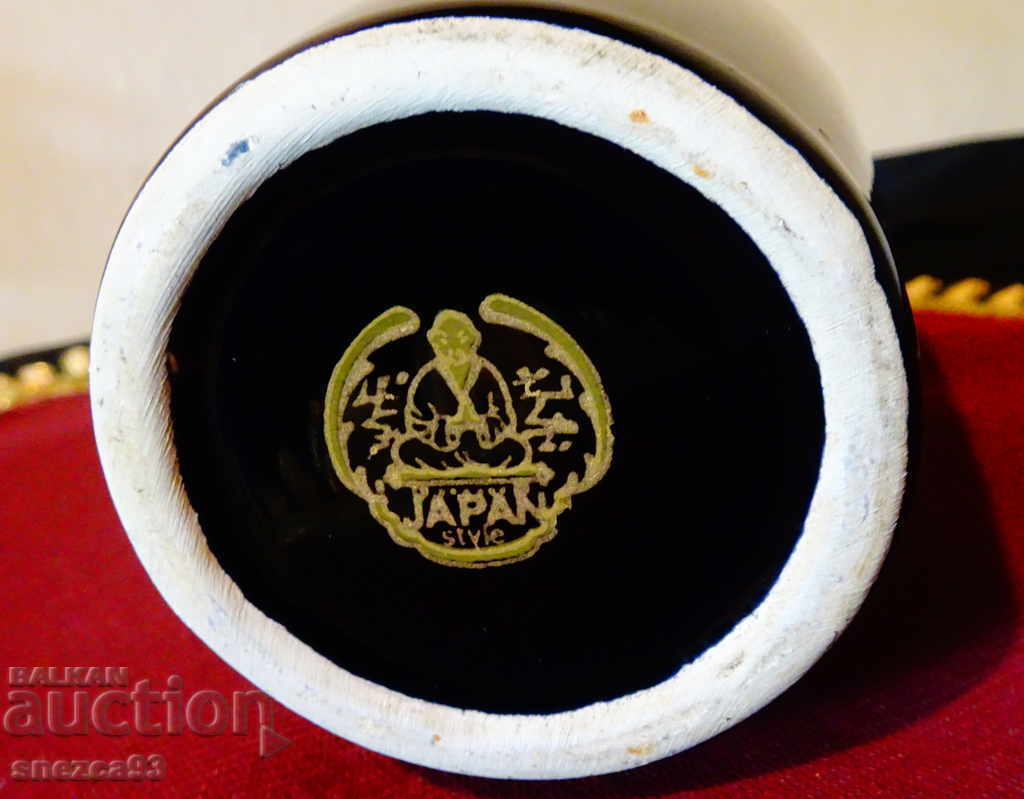 Vase Japanese porcelain, gold, cobalt 22 cm. with price 59.00 BGN | € 30.17 Vase Japanese porcelain, gold, cobalt 22 cm. with price 59.00 BGN | € 30.17