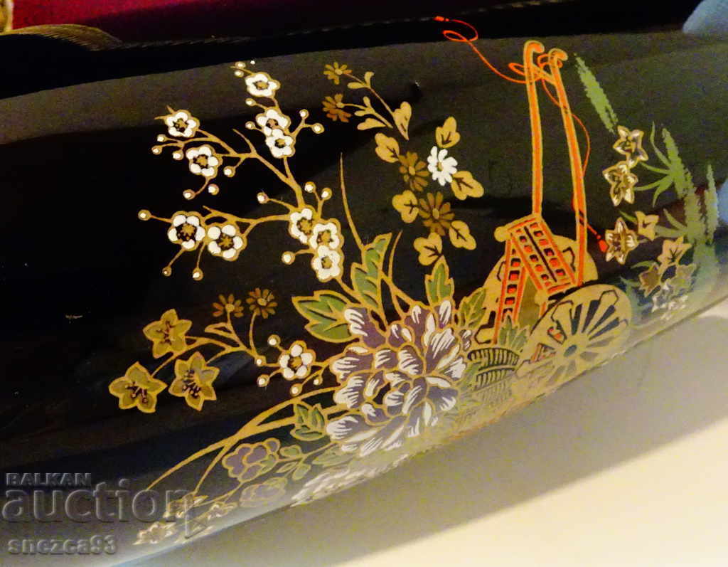 Auction Vase Japanese porcelain, gold, cobalt 22 cm. Auction Vase Japanese porcelain, gold, cobalt 22 cm.