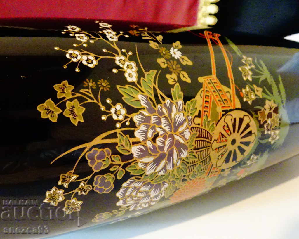 Delivery of Vase Japanese porcelain, gold, cobalt 22 cm. Delivery of Vase Japanese porcelain, gold, cobalt 22 cm.