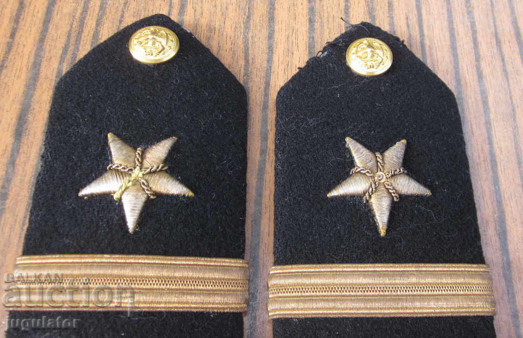 Delivery of WW2 American officer marine epaulettes
