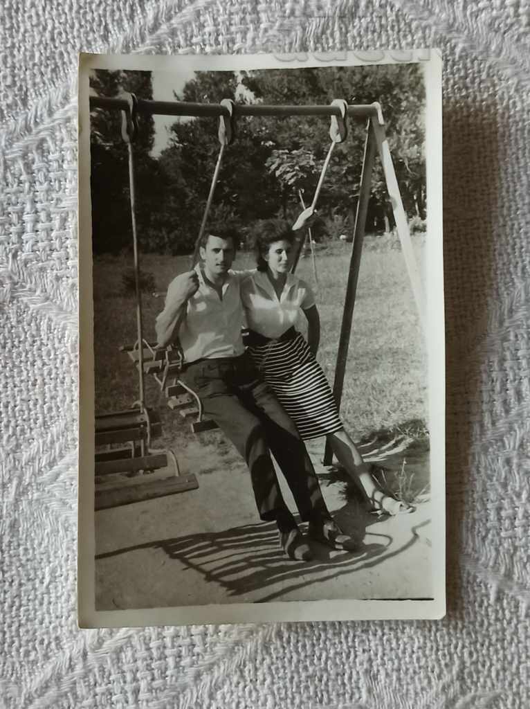 TWO ON THE SWING 1957 PHOTO