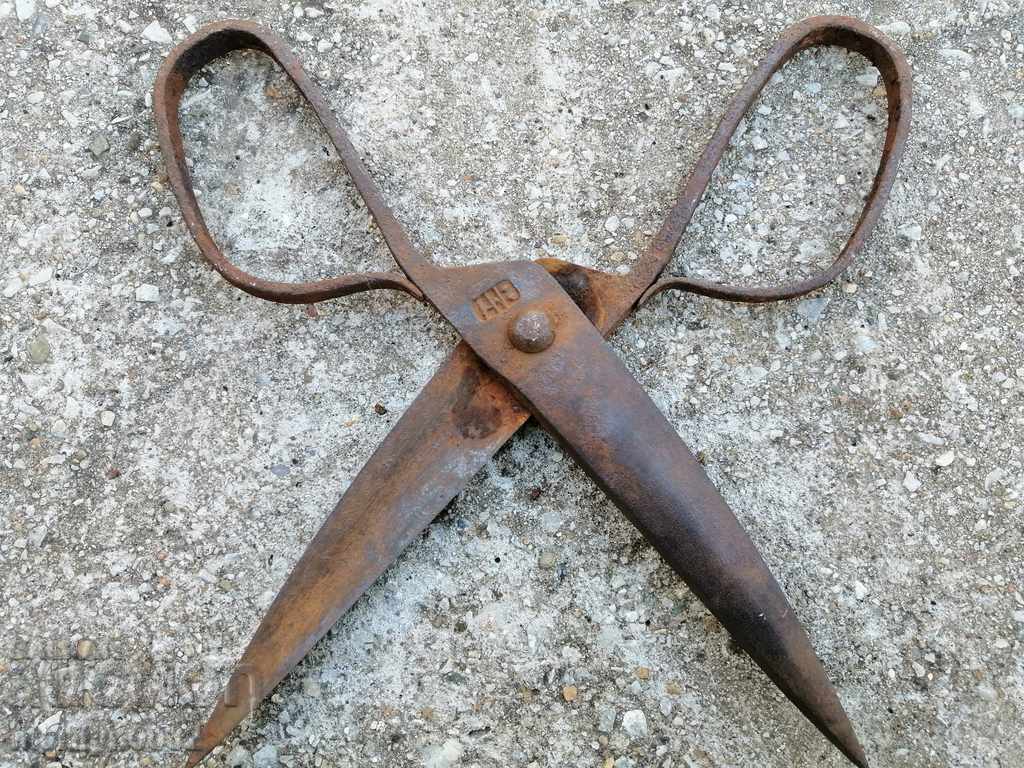 Delivery of Vintage wrought iron scissors Delivery of Vintage wrought iron scissors