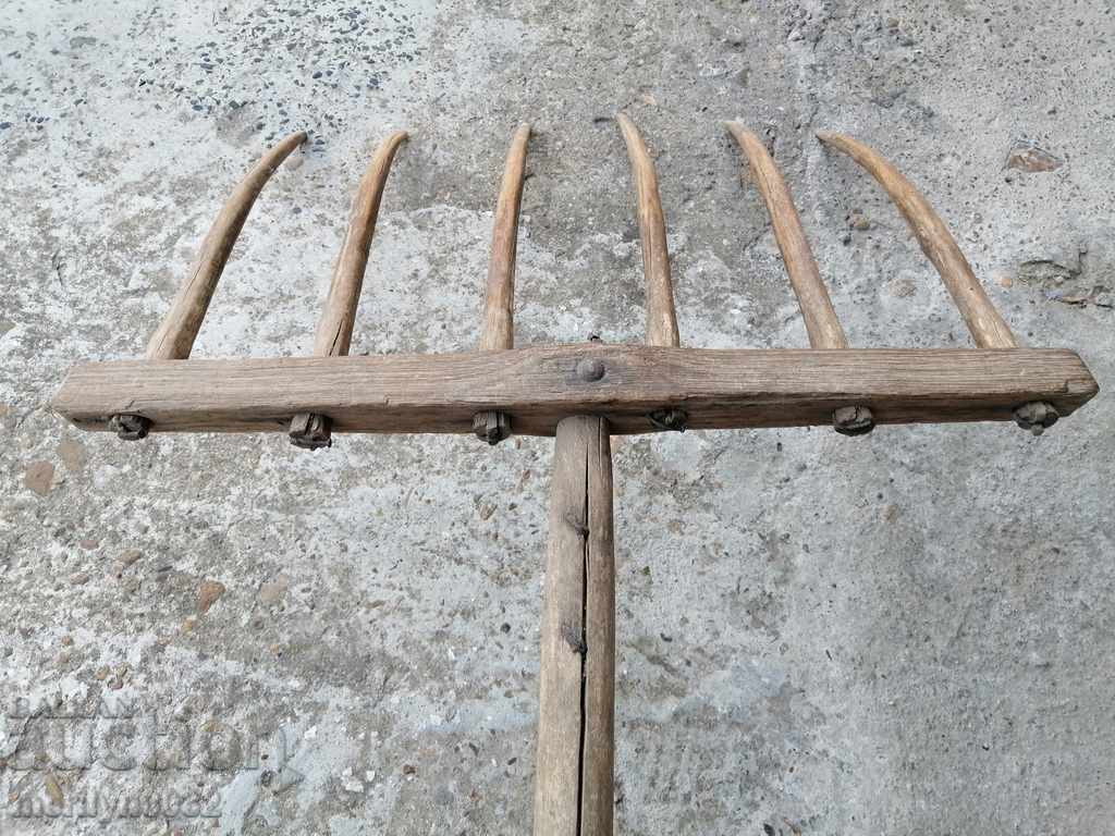 Стара вила, инструмент дървения с цена 69.00 лв. | € 35.28 Стара вила, инструмент дървения с цена 69.00 лв. | € 35.28