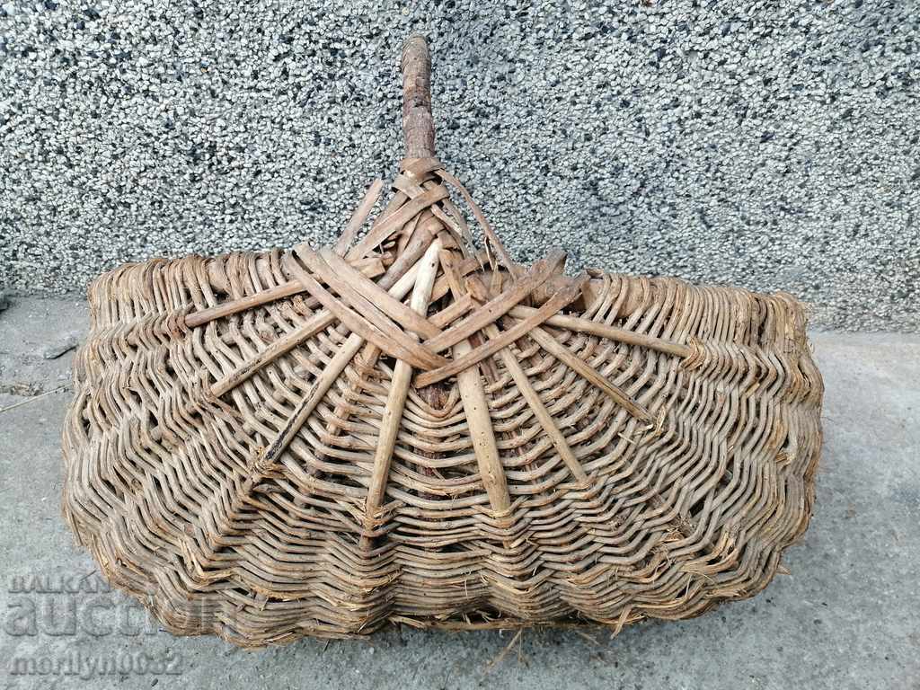 Auction Old wicker basket, wooden, basket, paneer Auction Old wicker basket, wooden, basket, paneer