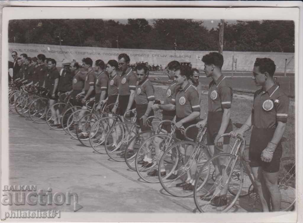 OLD PHOTO circa 1965 National cycling team18: 13 cm.