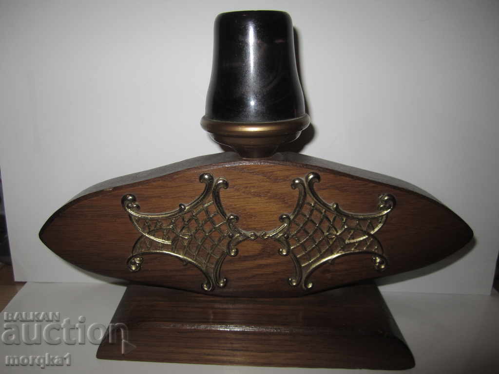 Sfeșnic retro din lemn, cu accesorii metalice cu preț 10.00 BGN | € 5.11 Sfeșnic retro din lemn, cu accesorii metalice cu preț 10.00 BGN | € 5.11