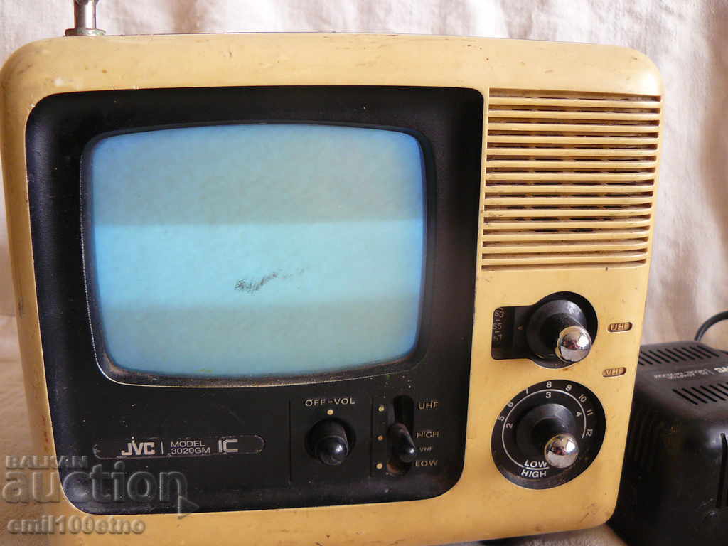 Стар портативен телевизор JVC черно-бял