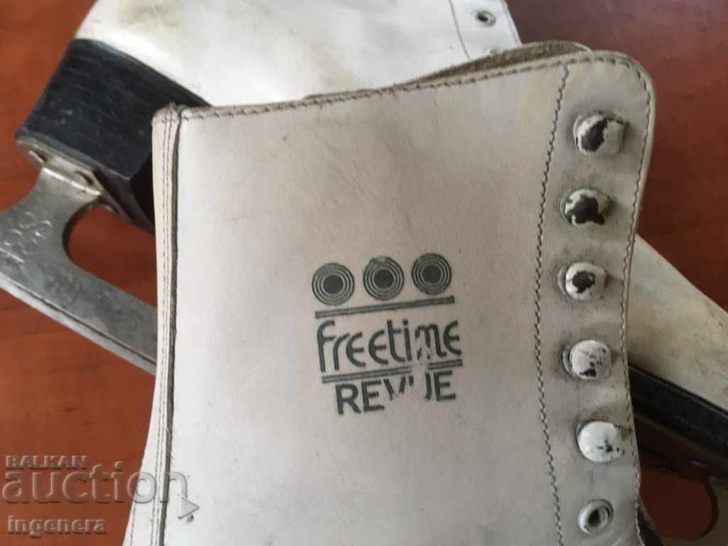 WOMEN'S ICE SKATES with price 24.00 BGN | € 12.27 WOMEN'S ICE SKATES with price 24.00 BGN | € 12.27